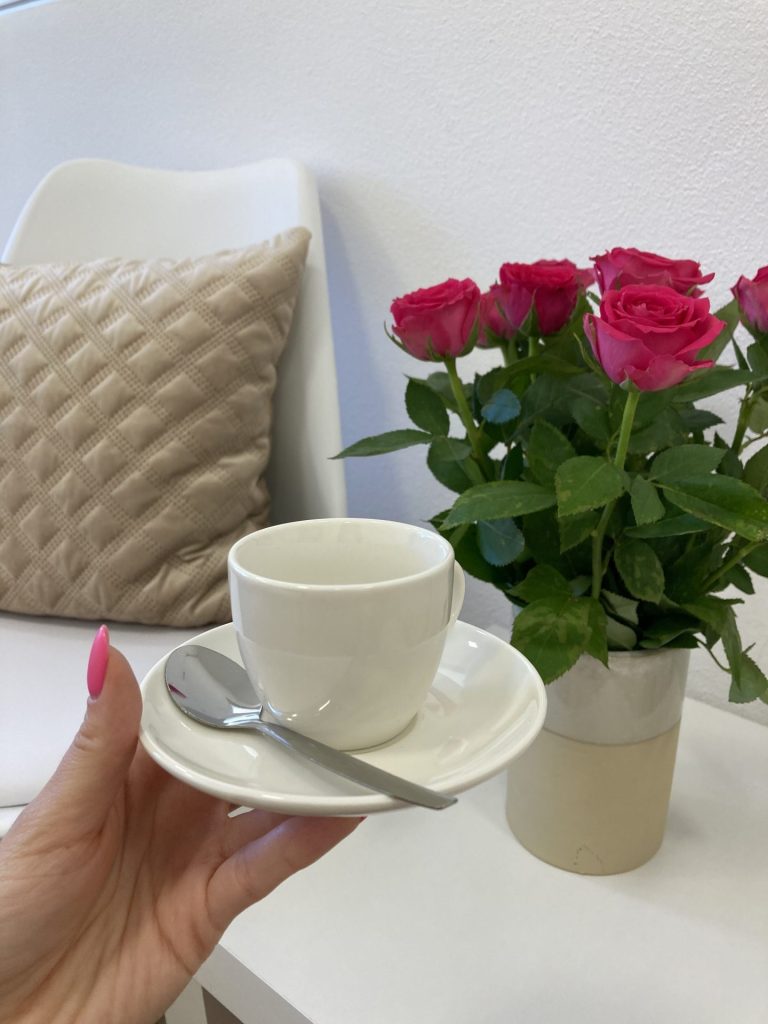 voire káva ruže sedenie čakáreň interiér zariadenie nábytok voľný čas regenerácia