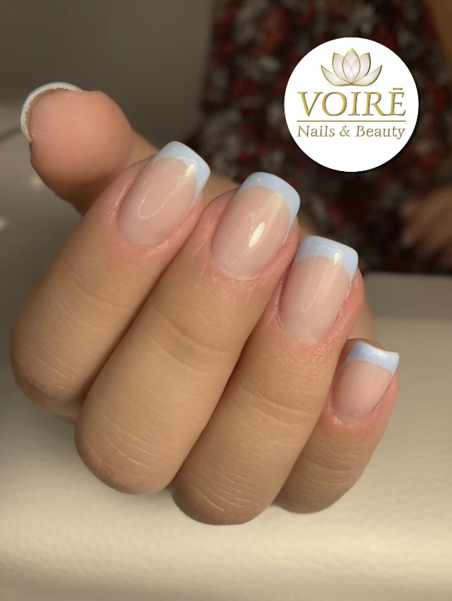 Francúzska manikúra pôsobí veľmi jemne a žensky. Je to veľmi vyhľadávaná technika zdobenia nechtov. Nechty pôsobia krásne, zdravo a upravene. Páči sa vám viac farebná alebo klasická biela? 🌷🥰🙋🏼‍♀️ #nechty #manikura #nails #manicure #nailsofinstagram #nailsinspiration #nailsdesign #francuzskamanikura #frenchmanicure #nudenails #gellak #salon #salonkrasy #kozmetika #blue #prievidza #slovakia