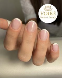 Jemná prieodzená francúzska manikúra biele okraje špičky prírodná úprava nechtov babyboomer nechty v tehotenstve gélové nechty poškodené nechty po odstránení