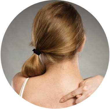 akné na chrbte problémová pleť akné na ramenách problémová pokožka pupáky vyrážky odporná pleť hnus fuj škaredý chrbát hĺbkové čistenie vytláčanie vyrážiek pupákov pórov mastná pokožka